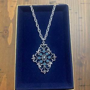 Avon Vintage 1974 Mirabella Pendant Necklace.